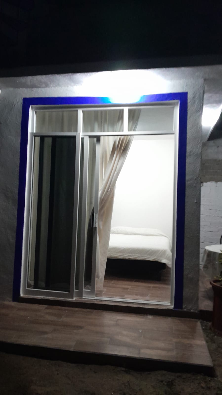 Fotograf&iacute;a exterior del acceso a una de las habitaciones.