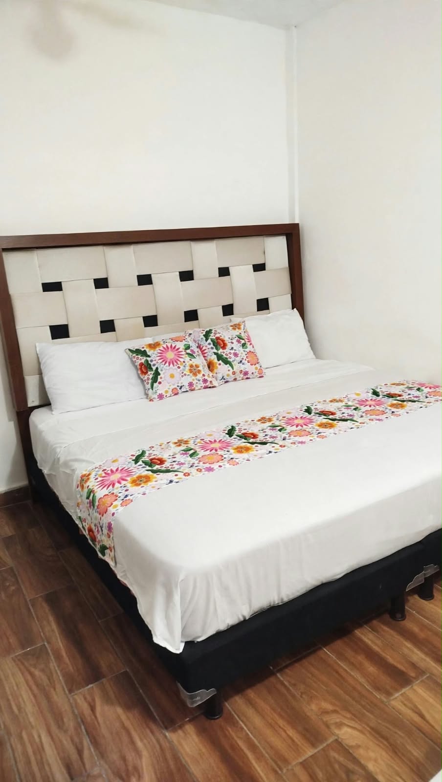 Fotograf&iacute;a vertical de una habitaci&oacute;n con cama matrimonial.